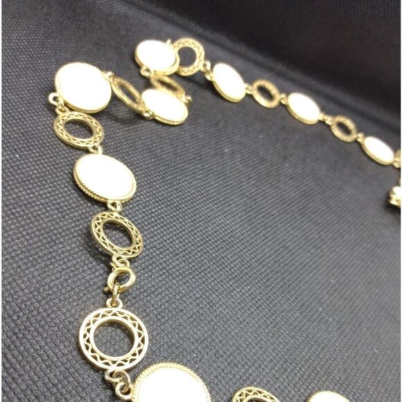 White disc shell cameo necklace - Picture 2 of 3